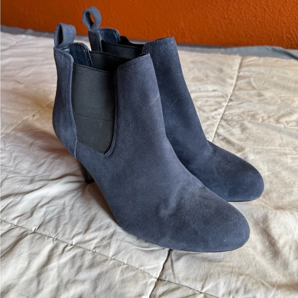 Clarks Carlita Quinn Navy Blue Suede Ankle Bootie Heels, Size 7 - Picture 8 of 14